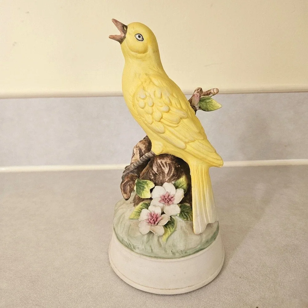Vintage Canary Music Box by ANDREA SADEK 8767 Plays Raindrops Keep Falling WORKS